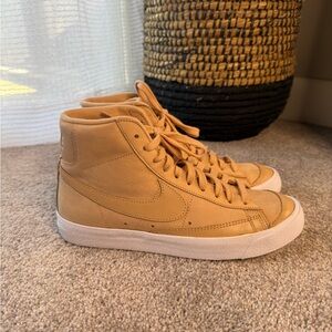 Women’s Nike Blazer Mid Premium NEW Size 8.5 DQ7572-200 Shoes Sneakers
